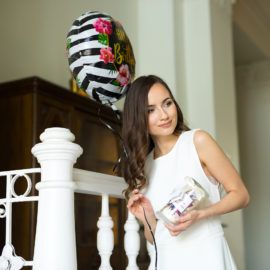 kobieta ze świecą zapachową i urodzinowym balonem